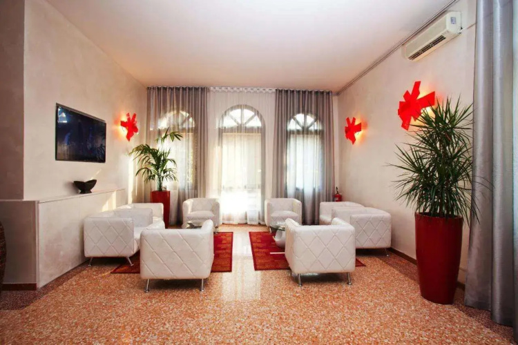 Momi's Hotel