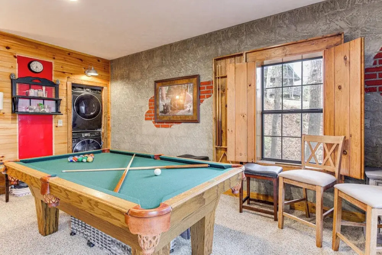 Easy-access Pigeon Forge Cabin w/ Hot Tub!