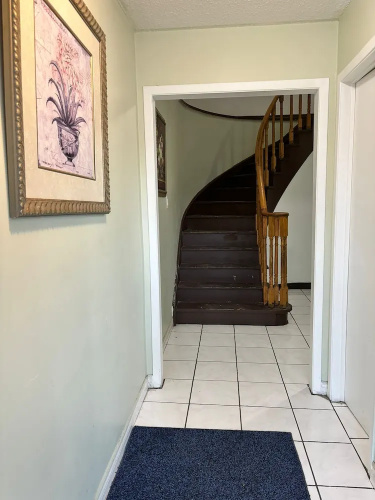 Queen room near Sheridan College