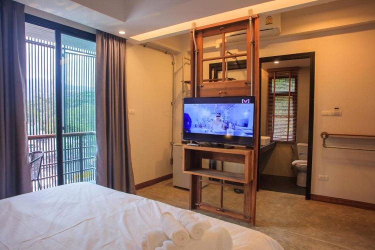 The Arak Bed Bar and Hostel
