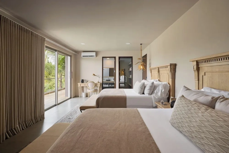 Standard Twin room with balcony