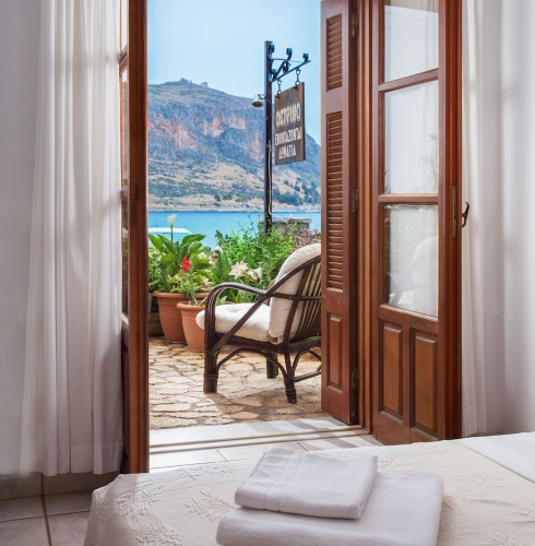 Standard Double room with partial sea view