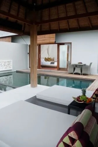 Water Edge Villa by Soscomma