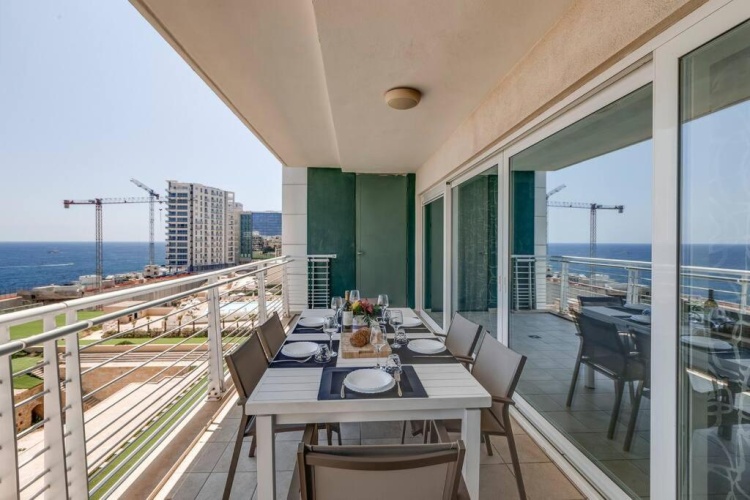 3 Bedrooms Apartment