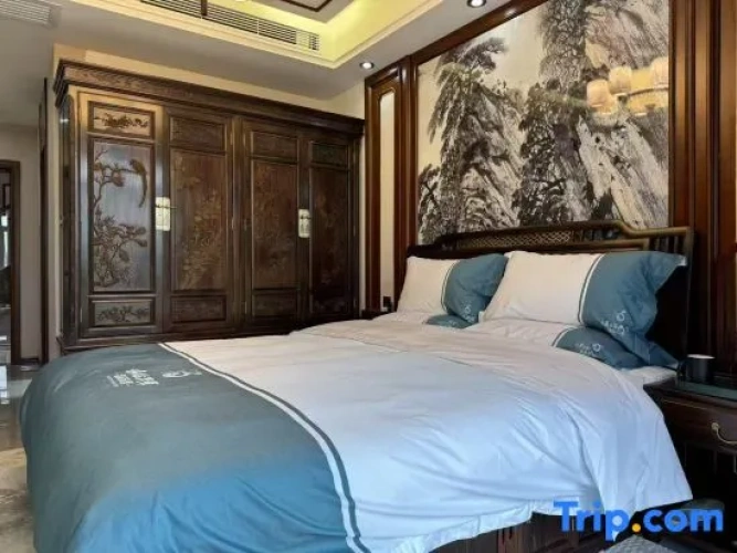 5 Bedrooms Villa