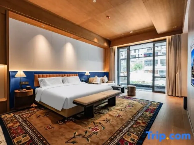 1 Bedroom Grand Suite with river view