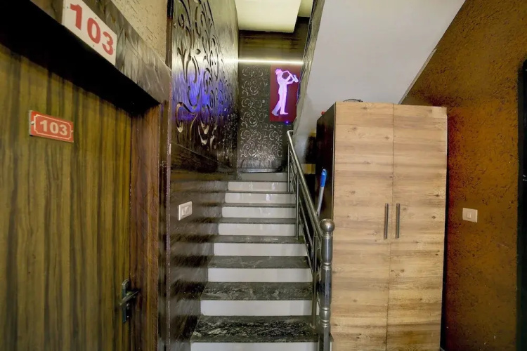 Fabhotel Ceerock
