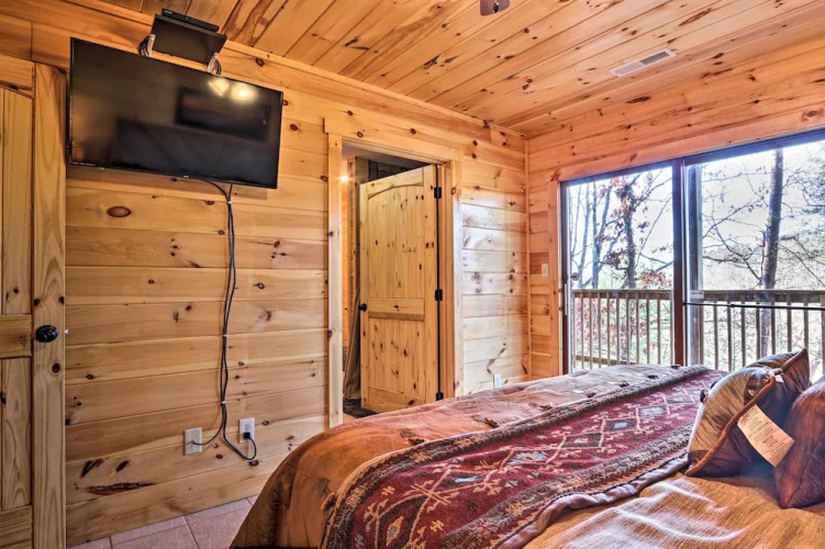 Luxe Cabin w/ Hot Tub, Theater, Pool Table, Arcade
