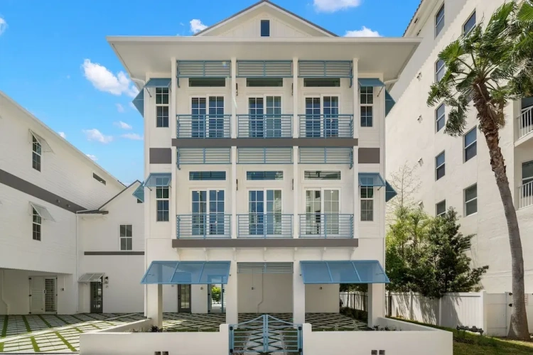 The Akoya Pearl - 2 Beach Homes Steps From CWB
