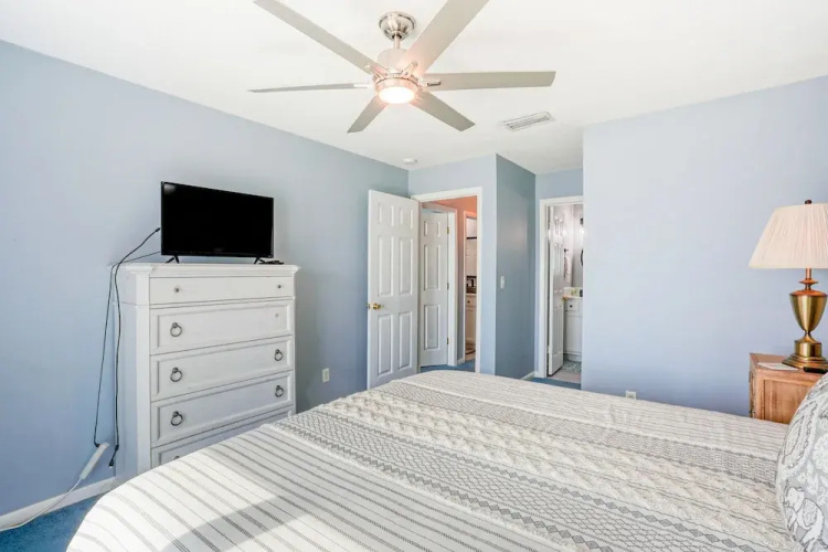 Beachfront Getaway With Ocean Views, Washer/dryer & AC - Snowbirds Welcome