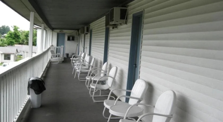 Twin Lakes Inn