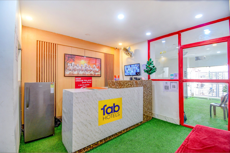 OYO Ruby Park Dream Palace Near Acropolis Mall