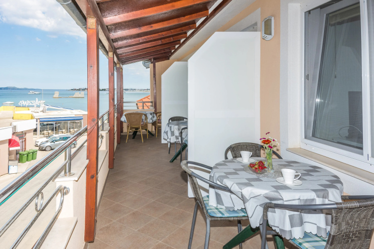 Beachfront Apartment Mira 1