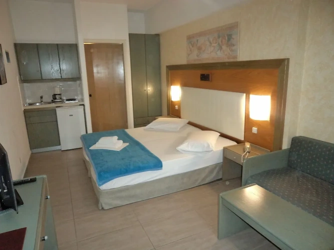 Standard Twin Basement room with pool view