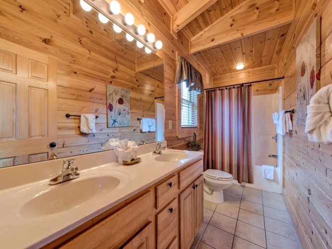 Misty Mountain Hideaway - Three Bedroom Cabin