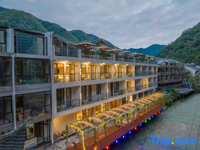 Weijianshan Homestay (Shennongjia Muyuzhen Xiangxi Street Branch)