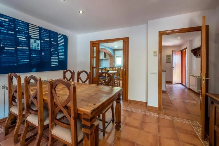 4 Bedrooms Cottage