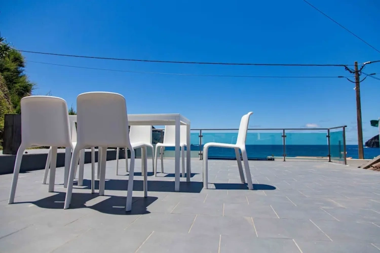 2 Bedrooms Cottage oceanfront