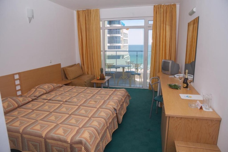Superior Twin room with balcony and seafront