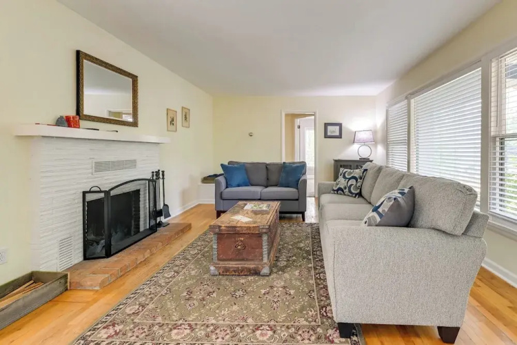 Grants Pass Getaway w/ Expansive Deck!