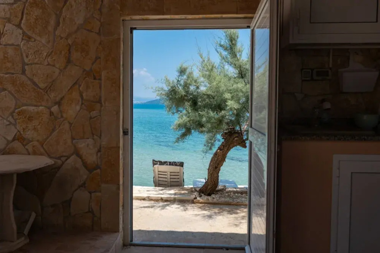 Beachfront villa Mihovil w. beach access