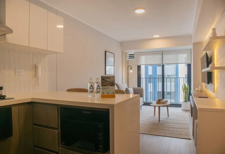 w Sunlit 1BR w Private Balcony in Miraflores