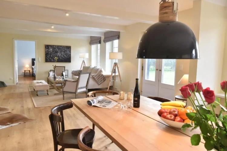 5 Bedrooms Cottage