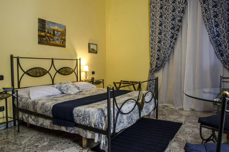 Backpacker Naples