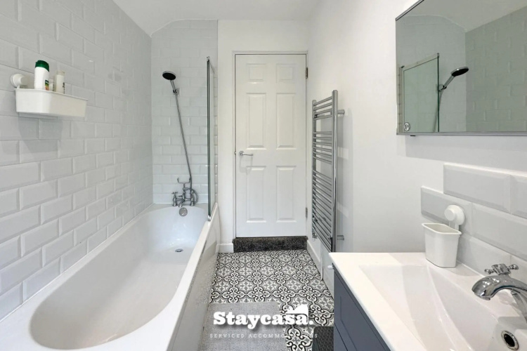 Stunning Design 3 Bedroom House Street Parking