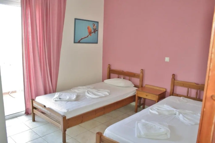 2 Bedrooms Standard Family room with garden view