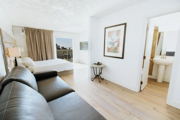 Double Junior Suite with balcony and with partial ocean view