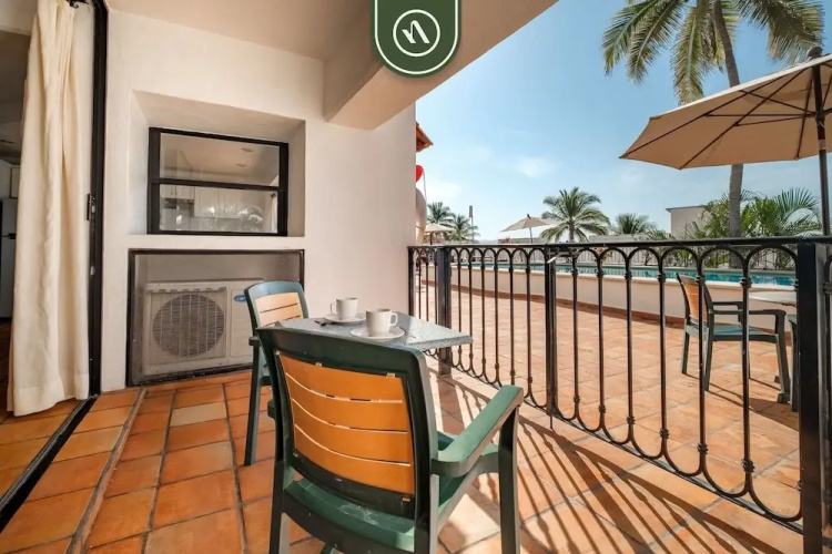 Amazing 2 BR Condo Overlooking the Pool - Romantic Zone