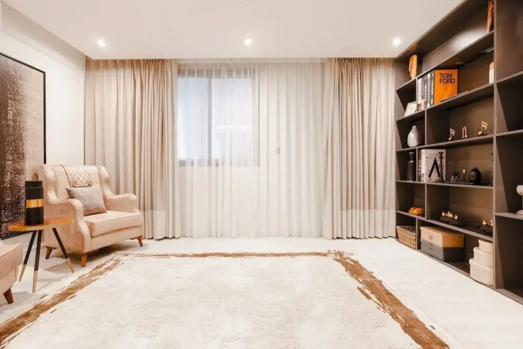 Lovely & Spacious Three Bedroom Flat in Alnarjis