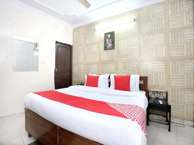 OYO 11906 Hotel Star Welcome