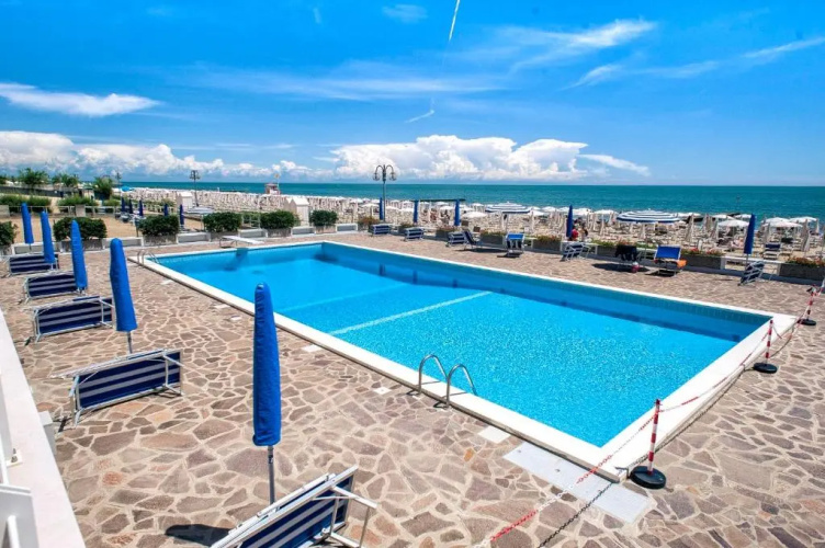 Sea view apartment with swimming pool