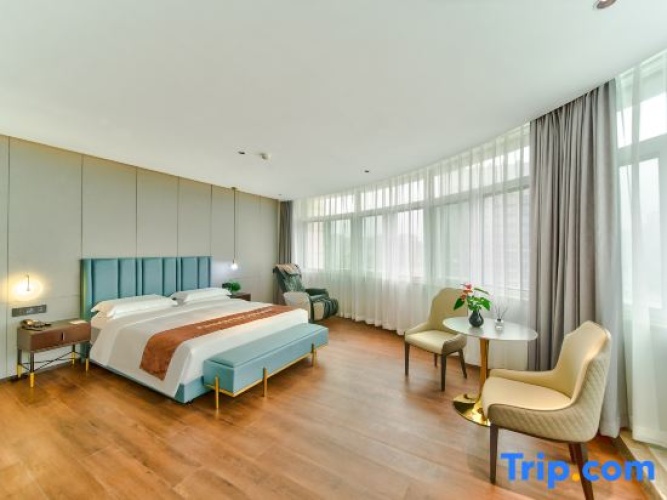 Suite with city view