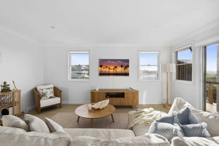 Chic Coastal 1-bedroom Home With Balcony & BBQ