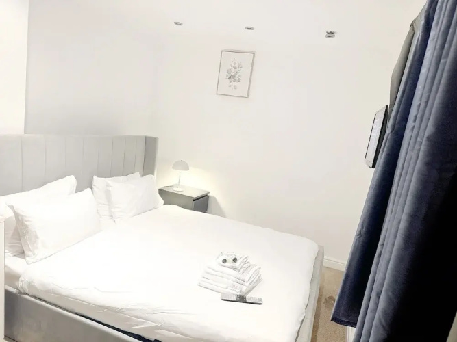 3-bed Apt-15 Mins to Heathrow-pet-friendly-parking