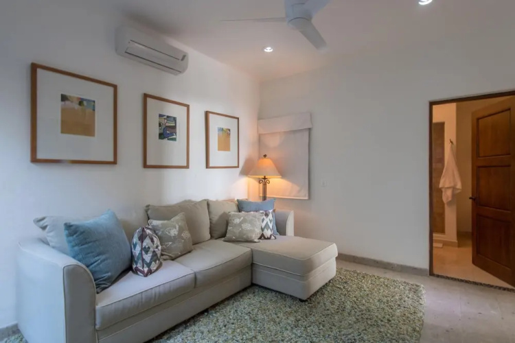 Outstanding Beachfront for up to 15 People: Villa Delfines