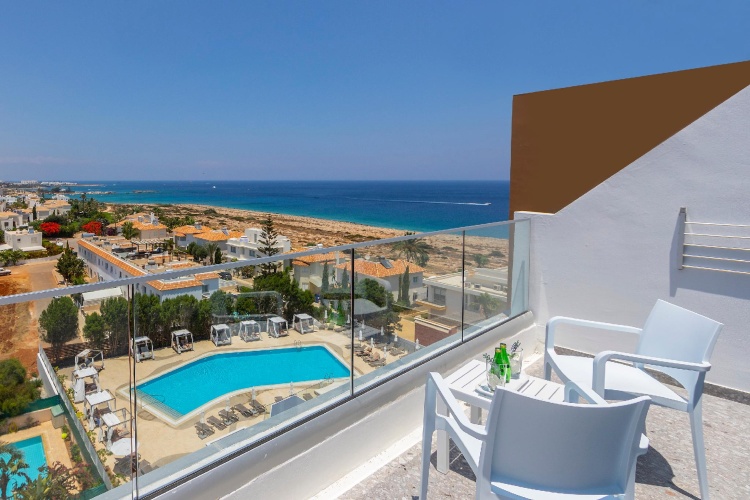 Standard room with partial sea view