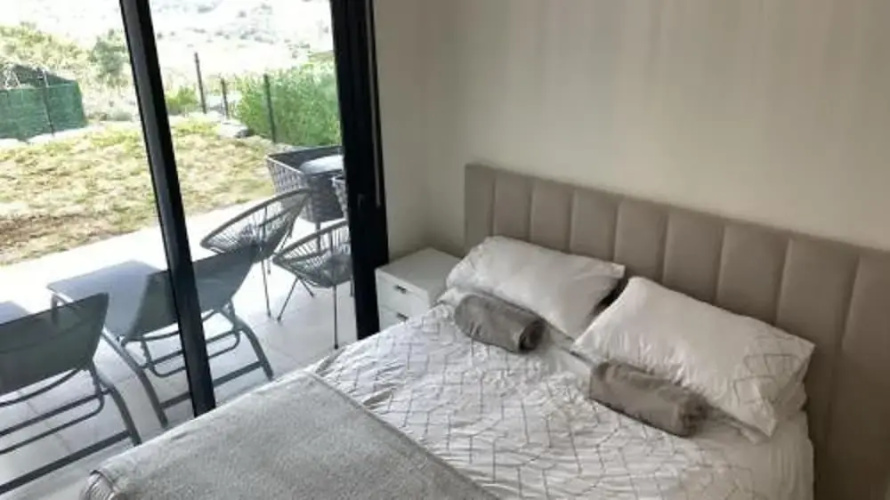 6 Guests - 3 Bedrooms - Private Garden - Pool