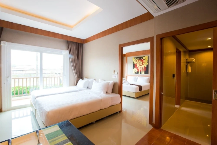 2 Bedrooms Standard Family room with balcony