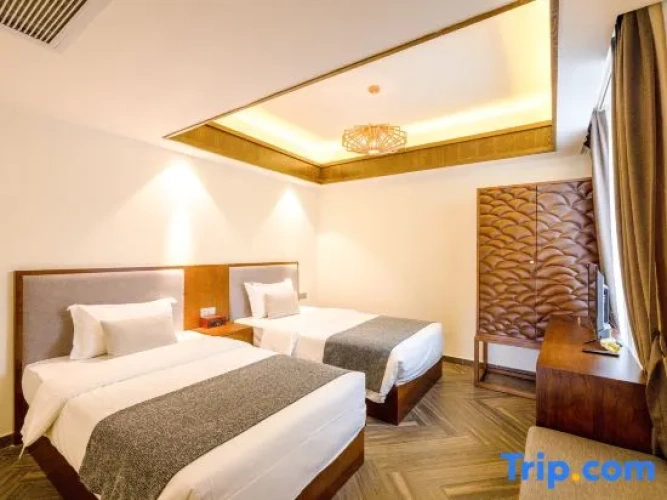 5 Bedrooms Grand Villa with lake view