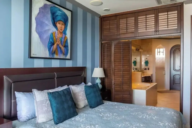 Luxury Beachfront Condo on Sandy Beach