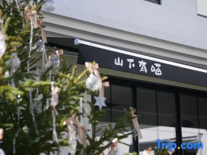 The Juno's Mew-Mew Hotel