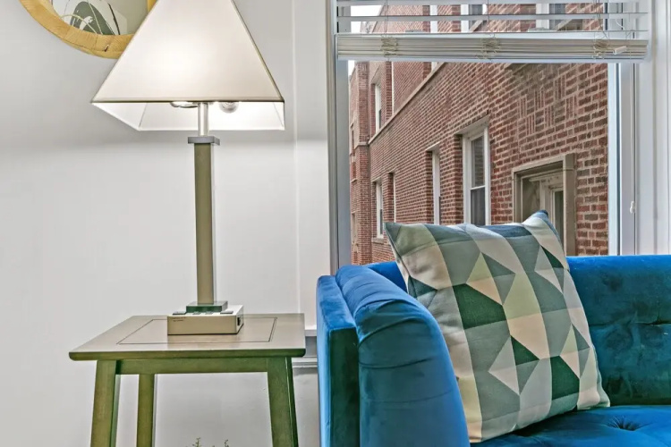 1BR Apt with King Bed in Rogers Park