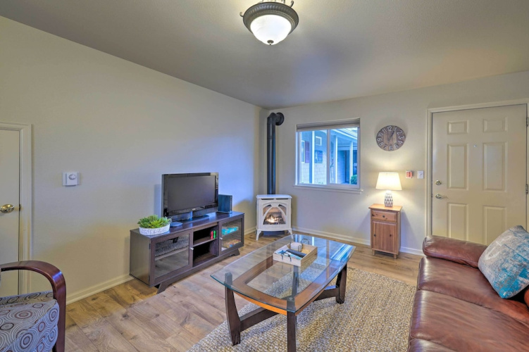 Anacortes Condo - Walk to Town, Marina, + Bay!