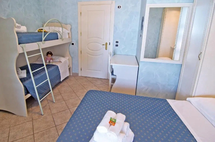 Standard Quadruple room with sea view