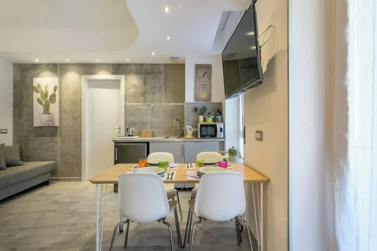 Modern Studio with Balcony in Milan