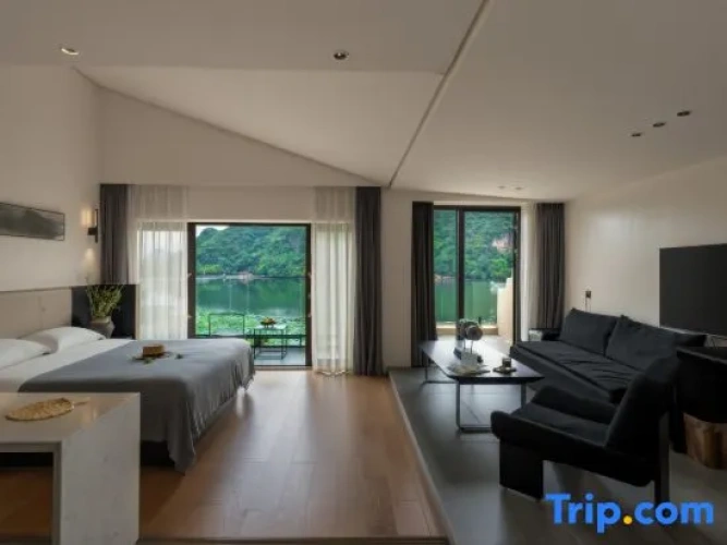 Double Suite with balcony and with lake view